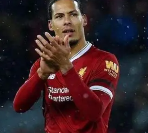 英超第17轮西蒙斯蹬踏范戴克致歉,赛场风波引关注