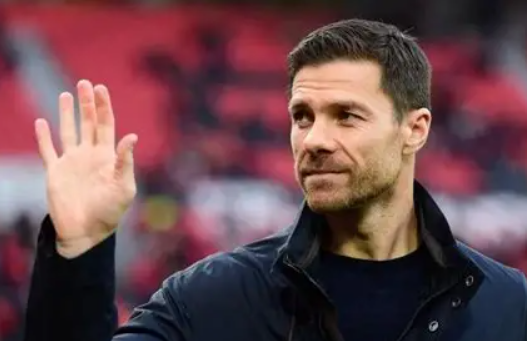 从球员到战术大师：多方视角下的哈维·阿隆索