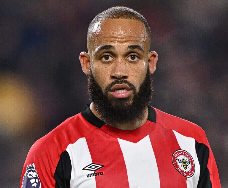 姆伯莫场内外双线闪耀，母校师生获邀参观曼联两大基地