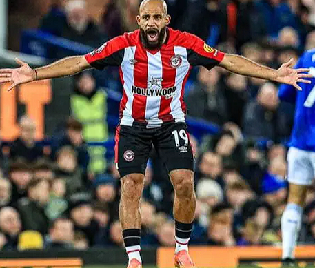 姆伯莫场内外双线闪耀，母校师生获邀参观曼联两大基地